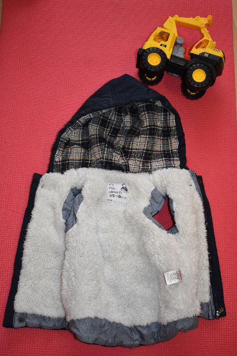 Очень красивая и теплая жилетка для мальчика, безрукавка на 2-3 года