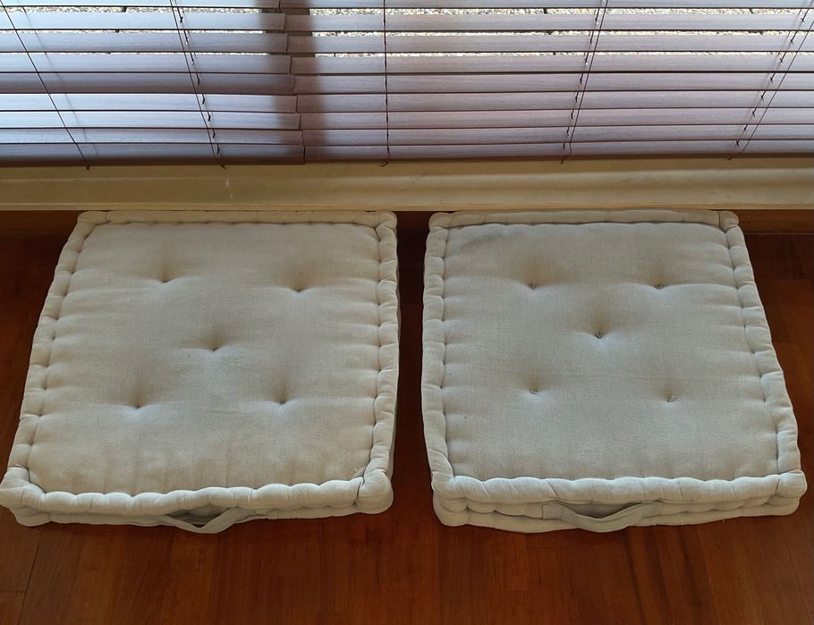 Almofadas azuis 65 x 65 cm + tapete branco de pêlo