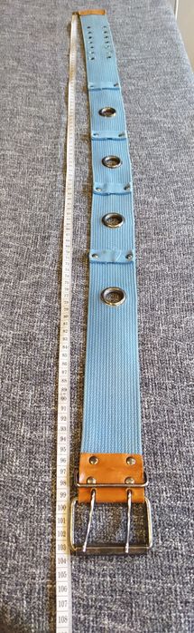 Niebieski pasek z klamrą