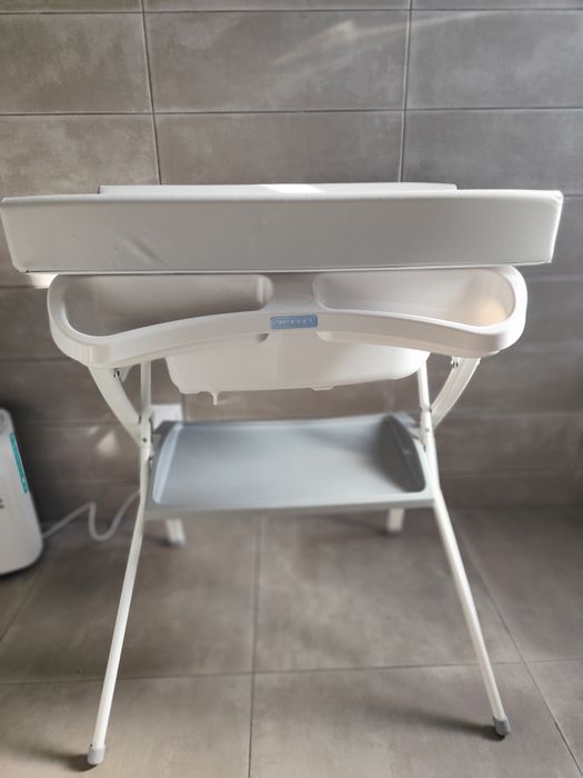 Banheira com muda fraldas em muito bom estado
