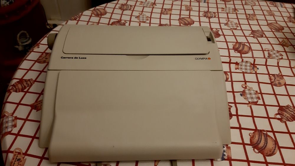 Máquina de escrever Olímpia elétrica em muito bom estado  conservação