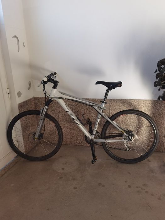 Bicicleta btt GT Avalanche + acessórios