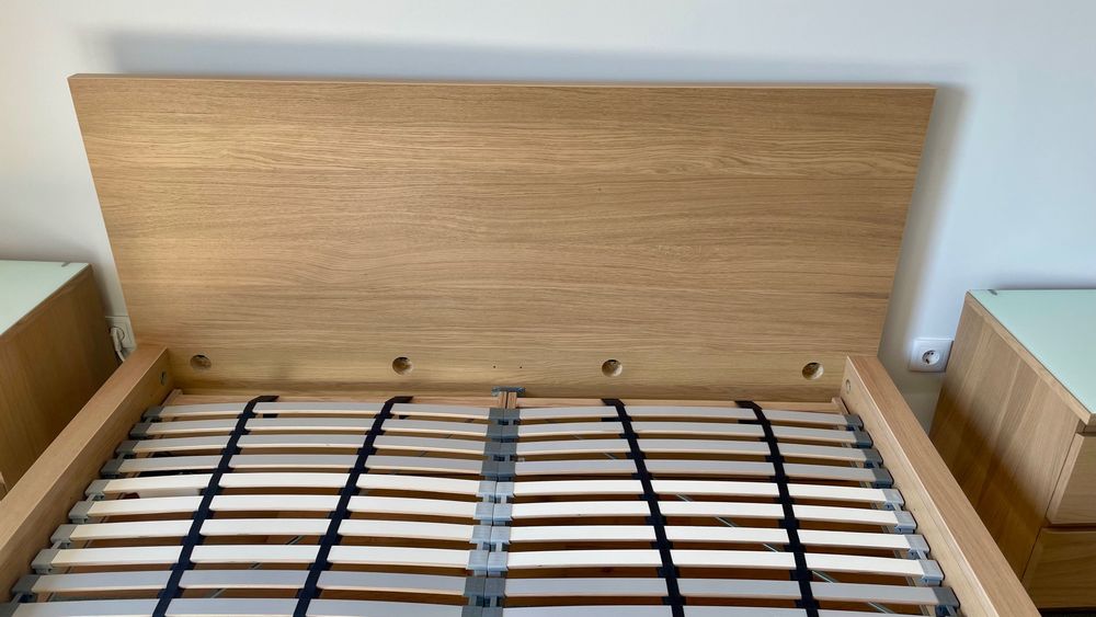 Cama e Duas Mesas de Cabeceira / Bed & Two Bedside Tables