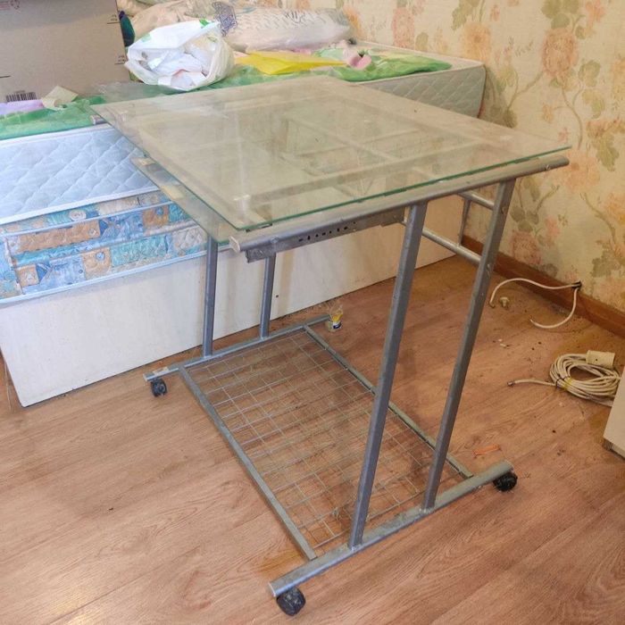 Стеклянный столик для работы учебы Самовывоз