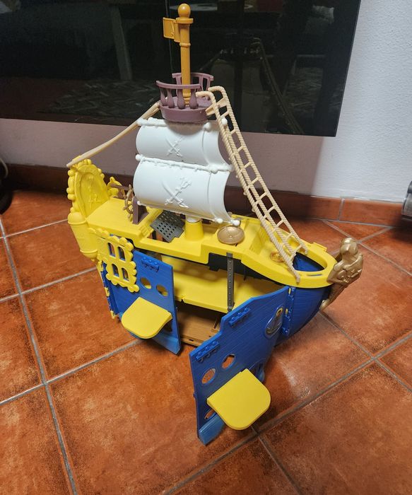 Brinquedos vários:Barco,Castelo,helicóptero de Homem-Arranha,etc.