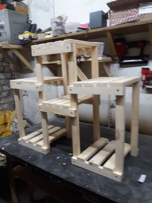 Етажерка, підставка для квітіа.