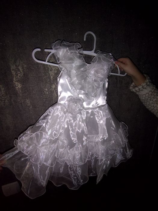 Здам на прокат костюм пінгвінчика та дитячу сукню