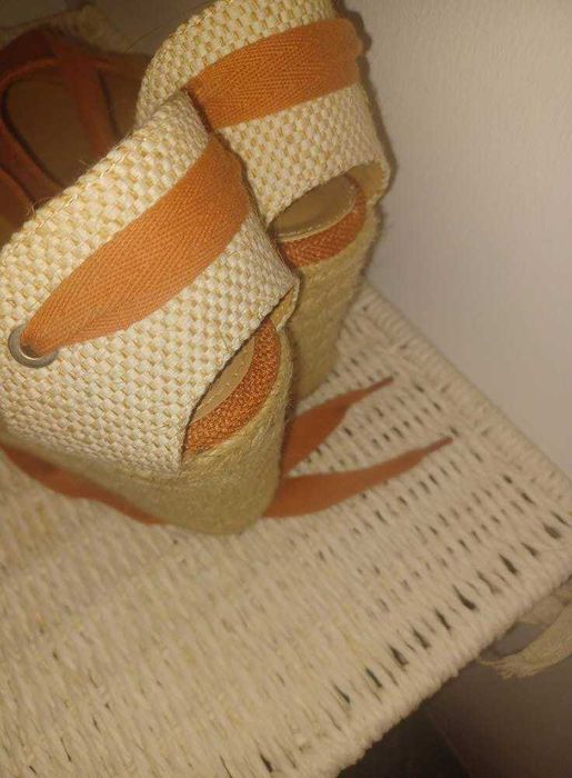 Sandálias de cunha cor de tijolo