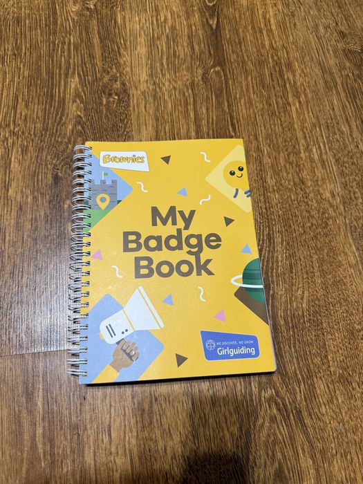 Дитячий англійський інтерактивний блокнот / книга Girlguiding Brownies «My Badge Book»