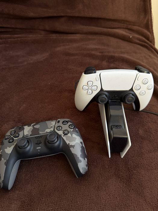 PlayStation 5 + 2 pady oryginalne + podstawka do ładowania