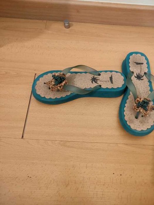 Par de chinelos apresenta um design de inspiração tropical