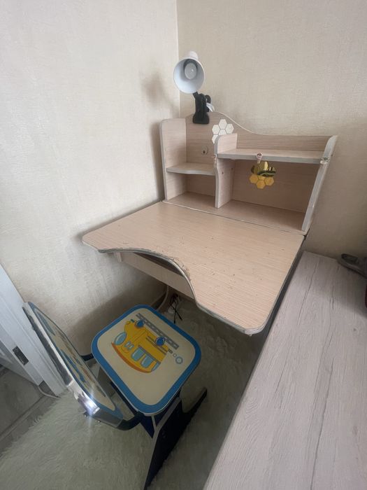 Письмовий дитячий стіл з поличками і стільчиком