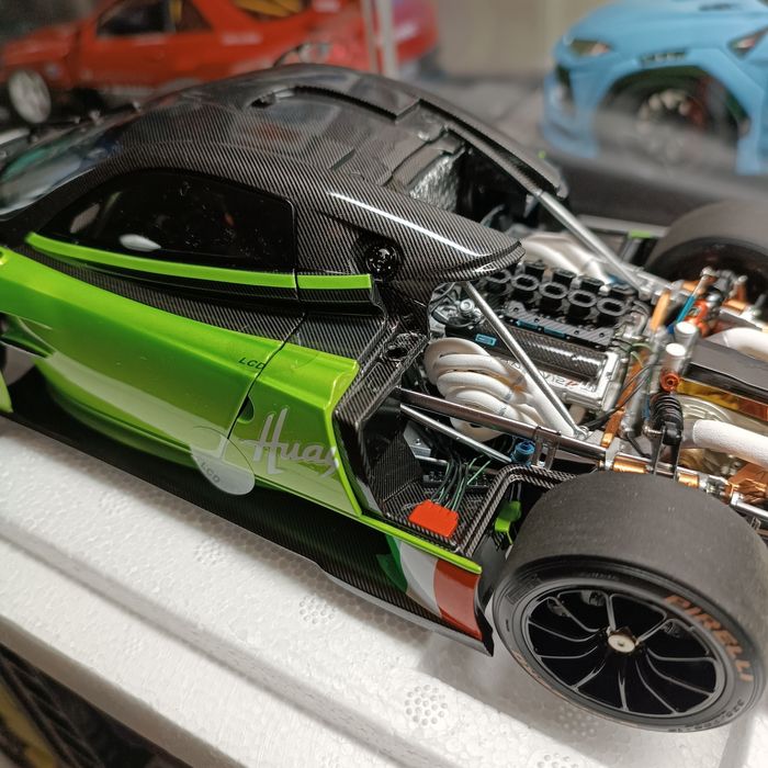 Pagani LCD 1:18 jak AutoArt