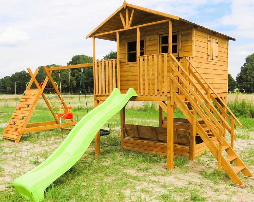 Duży domek z tarasem 2*3m , Plac zabawna podwyższeniu Dodatki: Ślizg/Zjeżdżalnia 3m, Huśtawka, Piaskownica, Ściana wspinaczkowa,  Stolik z ławeczkami