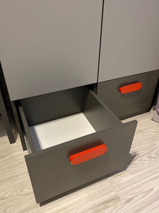 Nowoczesna szafa dwudrzwiowa z szufladami – idealny stan