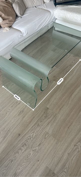 Mesa de centro em vidro curvo – design moderno