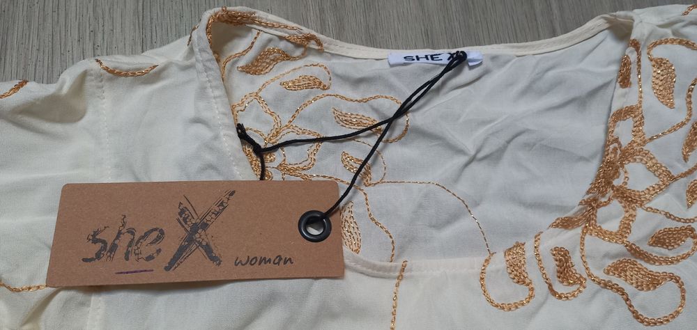 Blusa bege com bordado dourado nova