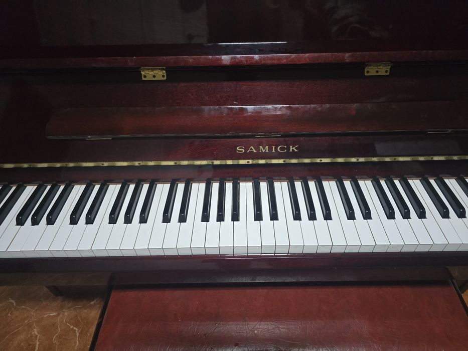 Piano SAMICK com banco