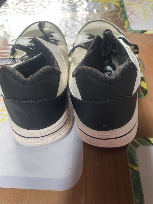 Продам кросівки підліткові