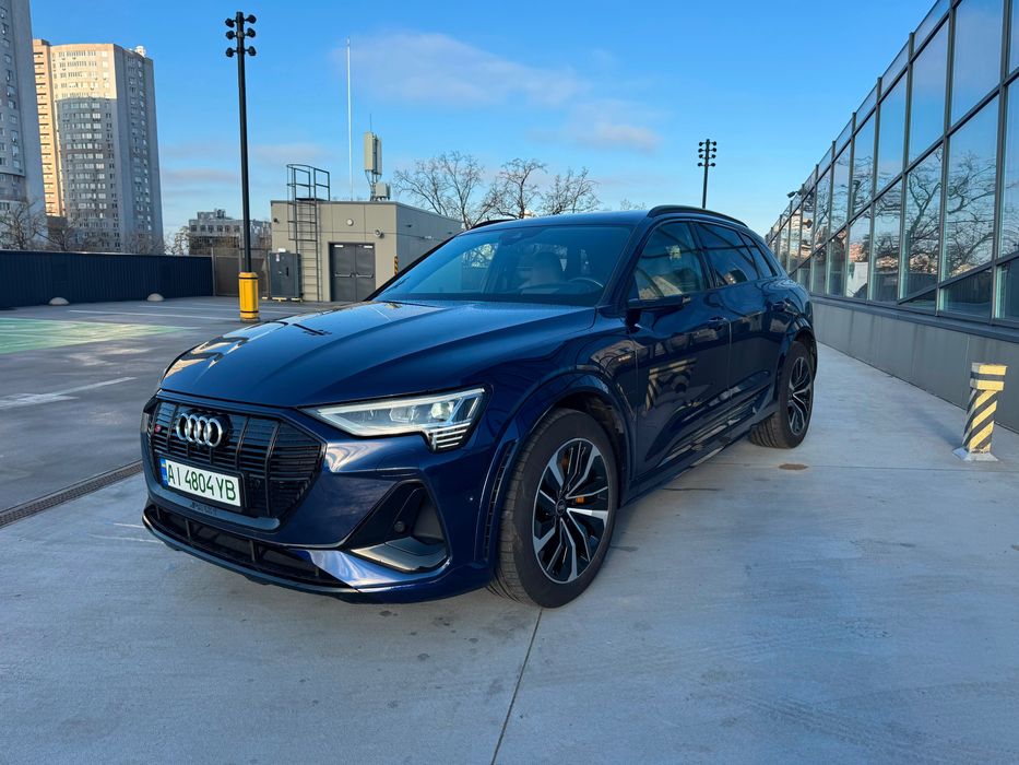 Аudi e-tron S 370 2022 року