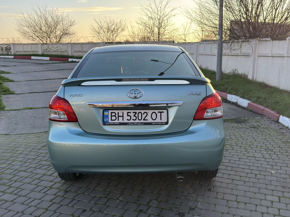 Продам Тоёту Ярис на автомате!