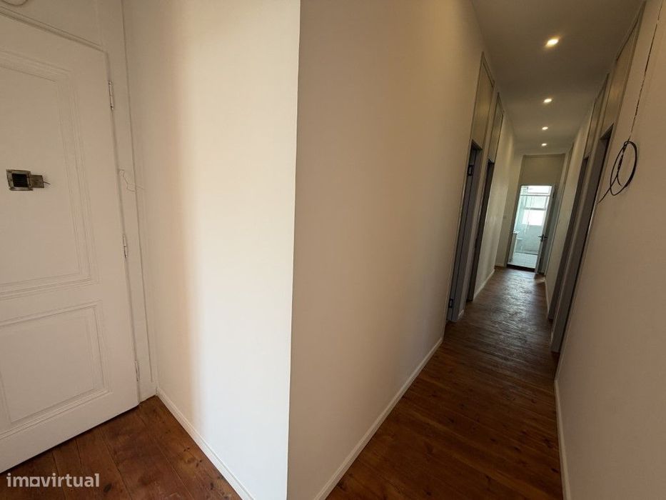 Venda de Apartamento com 7 assoalhadas na Avenida Almirante Reis