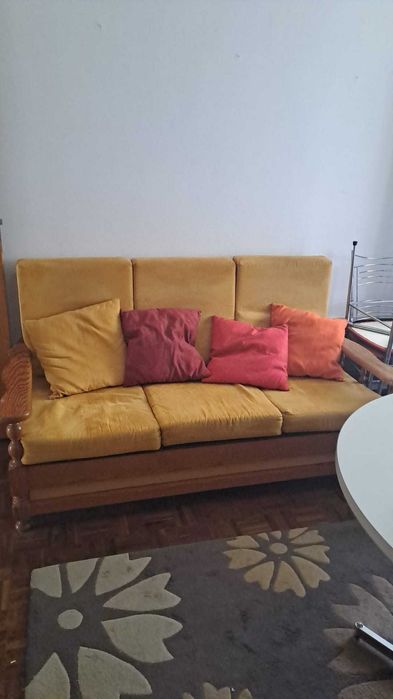 Conjunto de mesas e cadeiras, cristaleira, tapetes, sofá cama