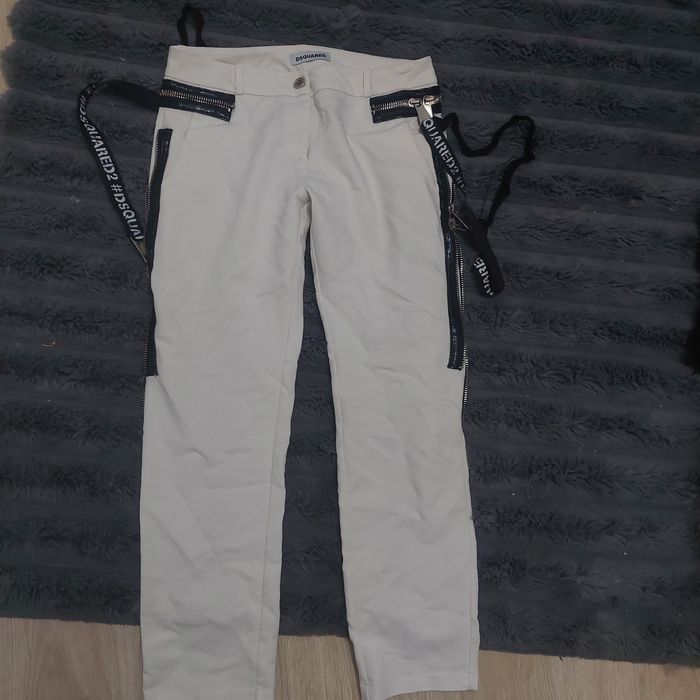 Eleganckie białe spodnie Dsquared z szelkami