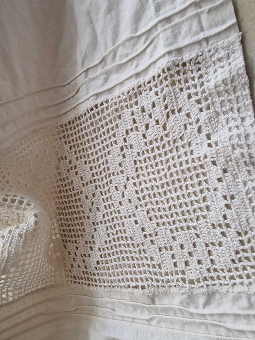 Obrus biały z haftem PRL