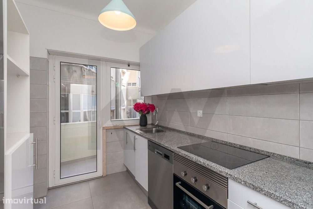 T3 com varanda l totalmente remodelado em Queluz | A 2 minutos a pé da