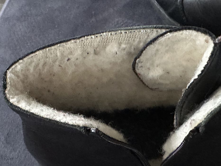 Damskie skorzane botki Rieker ocieplane owczą wełną.