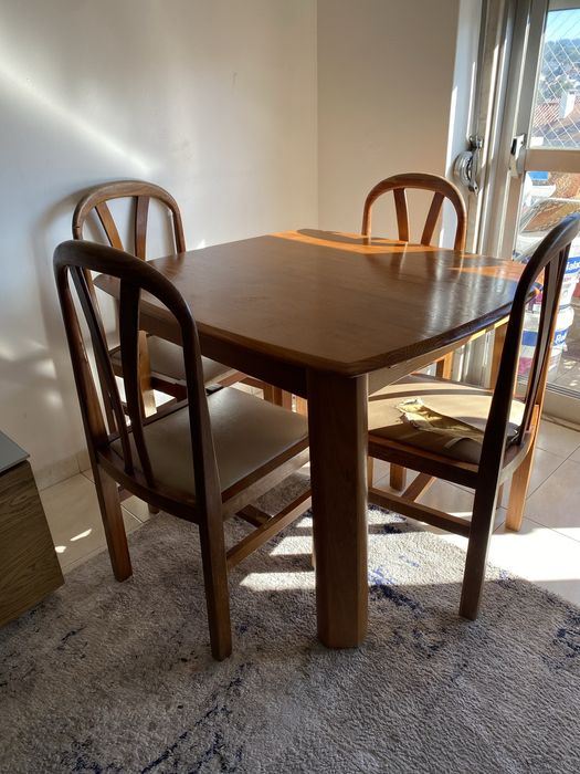 Mesa de Jantar Extensível + 4 Cadeiras (Madeira)