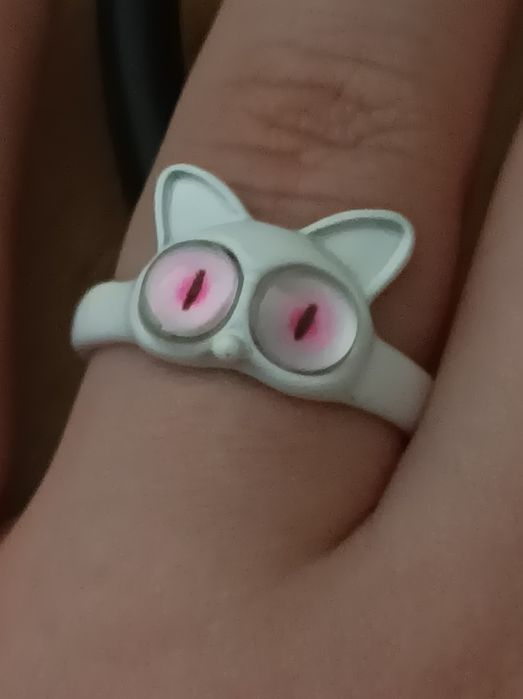 кільце з кошеням з рожевими очима