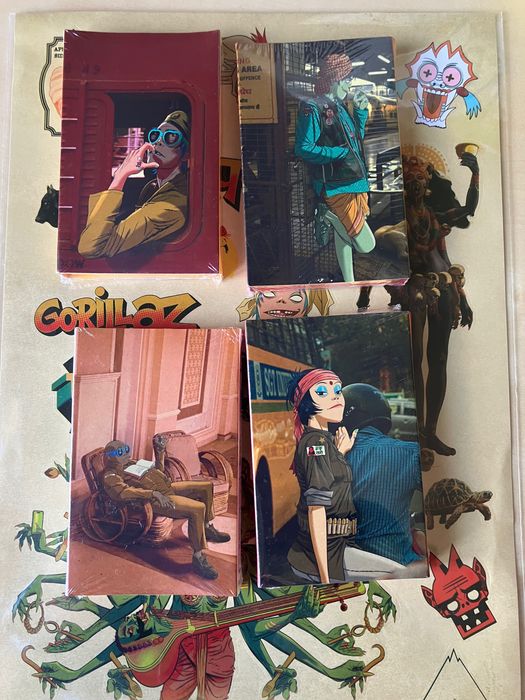 Conjunto 4 Cassetes + Autocolantes - Gorillaz – पर्वत (The Mountain)