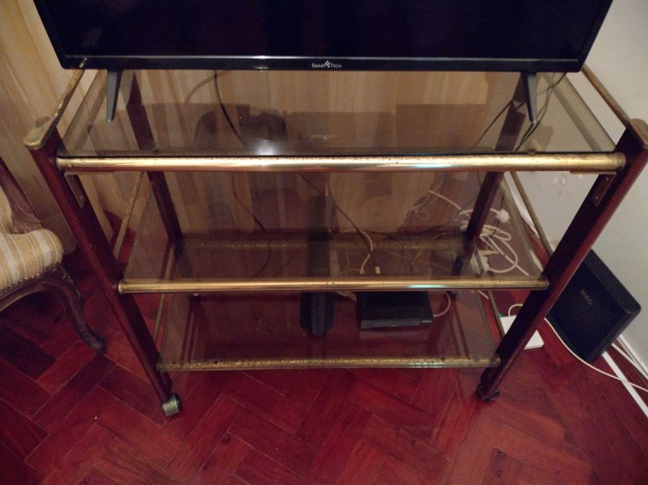Mesa de TV vintage anos 80 — madeira, vidro e metal dourado