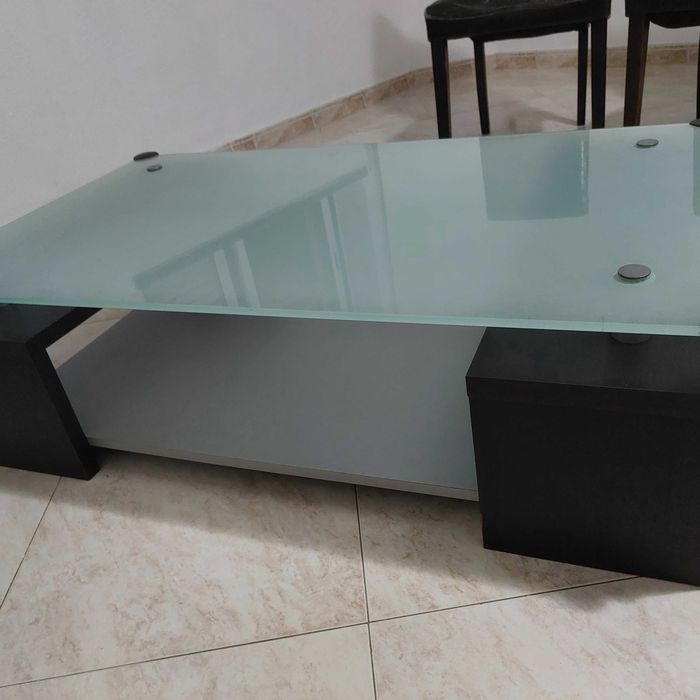 Mesa de centro baixa em vidro e madeira