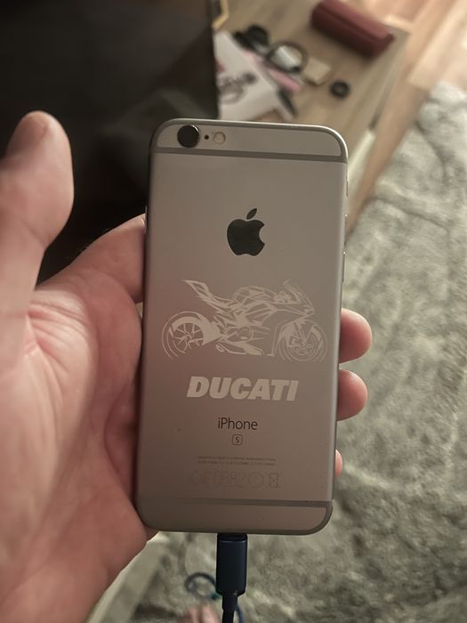 Iphone 6s  wlacza sie