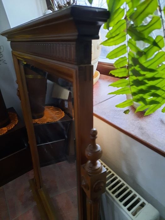 Дзеркало в дерев'яній рамі   .Італія.