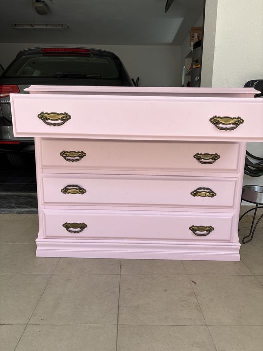 Cómoda lacada a rosa claro