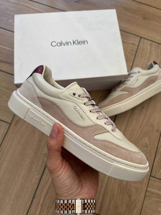 Damskie Sneakersy Calvin Klein Kremowe Ze Skóry, Beżowy Zamsz, Bordowy Akcent Na Pięcie, Rozmiar 37