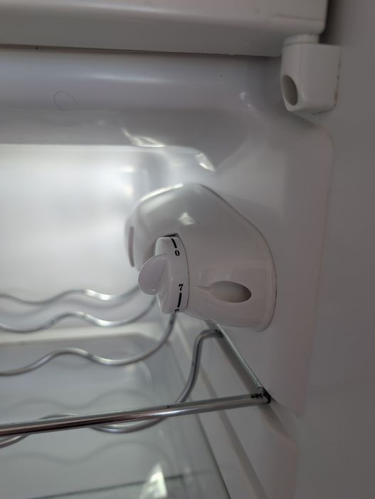 Frigorífico pequeno Indesit modelo TFAA 10