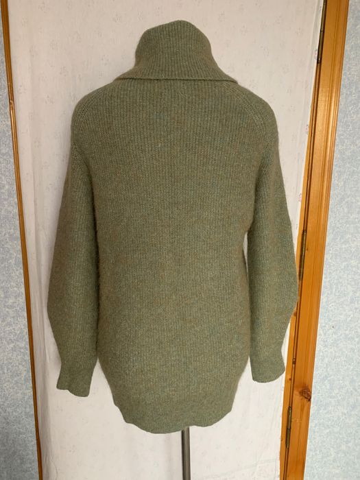 Вовняний жіночий светр бренду H&M. Розмір може бути М,L,XL,бо оверсайз