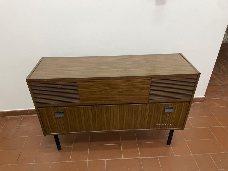 Móvel Antigo com Rádio, Gira-Discos e Gravador de Bobines – Telefunken