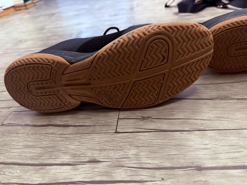 Buty czarne adidas.
