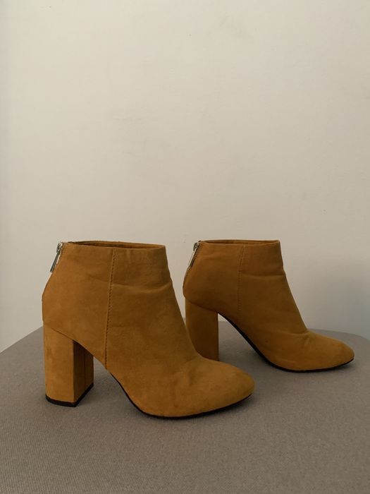 Botins/Botas - Cor amarela torrado