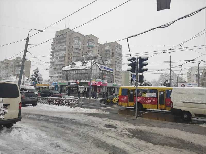 Продаж комерційних приміщень 37 м² та 297 м² (ТЦ вул. Київська, 21)