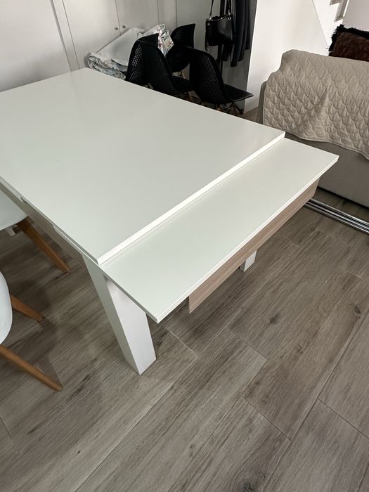 Mesa de jantar extensivel usada com 4 cadeiras