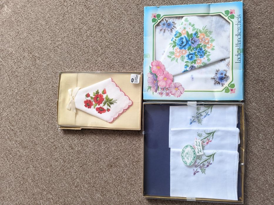 Вантажні носові хустки з вишивкою
