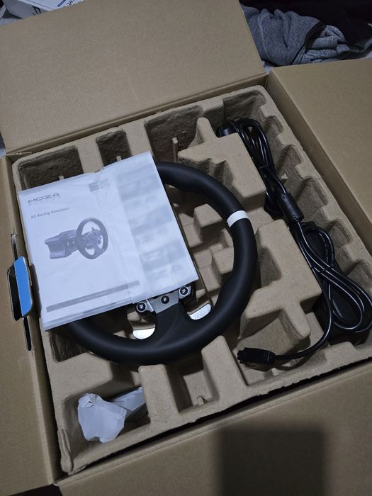 Moza Racing R5 Bundle Base Volante R5 + Volante ES + Pedais SR-P + Sup