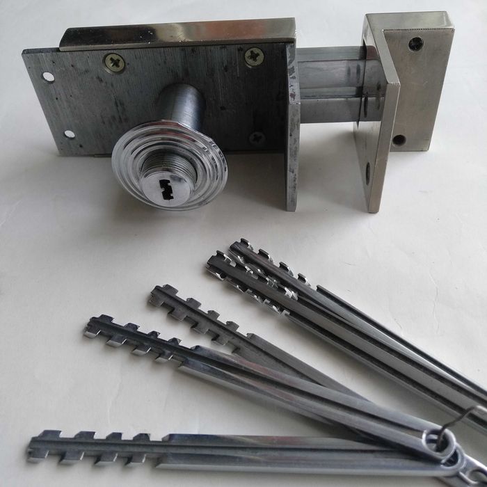 Замок ригельный 5 ключей.